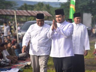 Bupati Buton Alvin Akawijaya Putra Salat Idul Fitri di Lapangan Banabungi