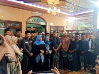Bupati Sidoarjo Dampingi Gubernur Jawa Timur Kunjungi Keluarga Korban Tanah Longsor di Pacet