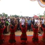 Bupati dan Wakil Bupati Buton Hadiri Halal Bi Halal dan Tradisi Kande-Kandea di Desa Barangka