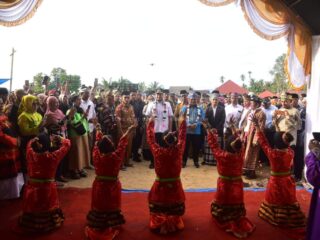 Bupati dan Wakil Bupati Buton Hadiri Halal Bi Halal dan Tradisi Kande-Kandea di Desa Barangka