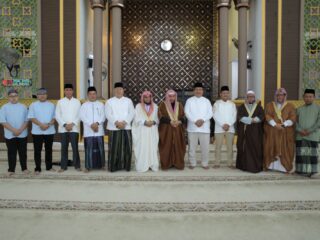 Bupati dan Wakil Bupati Asahan Laksanakan Sholat Idul Fitri 1446 H di Masjid Agung Achmad Bakrie Kisaran