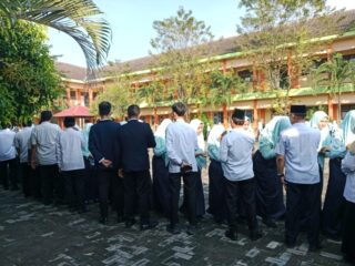 Hari Pertama Masuk Sekolah Siswa Siswi SMA 2 Negeri Bangkalan Sungkeman Kepada Para Guru