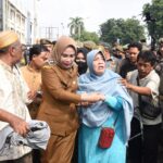 Pemkab Sidoarjo Datangkan Alat Berat Normalisasi Afvoer Bono, PKL Lakukan Aksi Protes