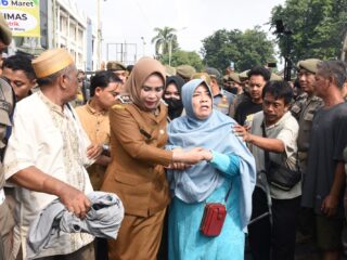 Pemkab Sidoarjo Datangkan Alat Berat Normalisasi Afvoer Bono, PKL Lakukan Aksi Protes