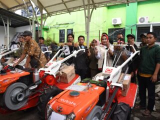 Pemkab Sidoarjo Salurkan Bantuan Alsintan ke 15 Gapoktan