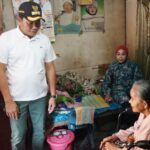Bupati Sidoarjo Subandi Serahkan Bantuan Kursi Roda di Katerungan