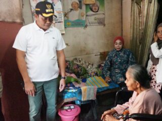 Bupati Sidoarjo Subandi Serahkan Bantuan Kursi Roda di Katerungan