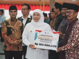 Gubernur Khofifah Salurkan Bantuan Rp7,62 Miliar untuk Warga Bangkalan