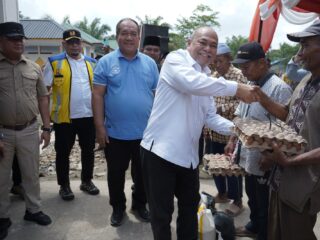 Bupati Asahan dan Wakil Bupati Asahan Serahkan Bantuan dan Tinjau Tanggul Jebol di Desa Sei Dua Hulu 