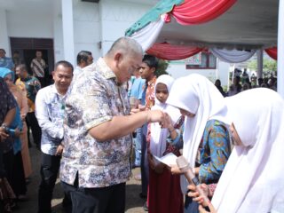 Bupati Asahan Serahkan BPJS Kesehatan Gratis dan KIP Kepada Masyarakat di 4 Kecamatan