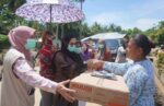 Ketua TP-PKK Boltim Salurkan Bantuan ke Warga Terdampak Banjir
