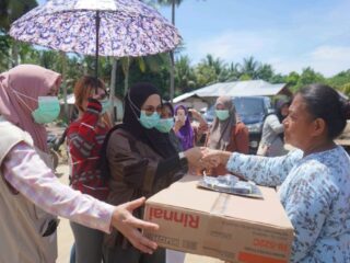 Ketua TP-PKK Boltim Salurkan Bantuan ke Warga Terdampak Banjir