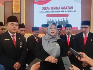 Pinky Hidayati Kukuhkan 10 Kepala Sekolah SMA dan SMK di Bangkalan