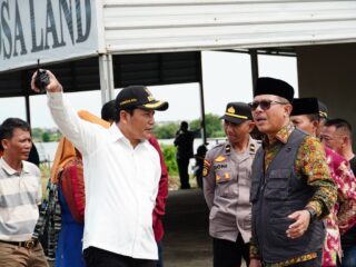 Truk Urukan Dihentikan, Jalan Rusak di Sedati Mulai Diperbaiki