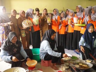 Usai Apel Pagi, Wabup Sidoarjo Mimik Idayana Tinjau UMKM di Desa Suwaluh