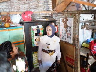 Wabup Sidoarjo Tinjau Rumah Tidak Layak Huni di Desa Kletek