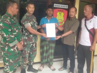 Babinsa Demangan Serahkan Terduga Pelaku Pemerasan Disertai Kekerasan ke Polres Bangkalan
