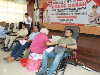 Bakti Sosial Hari Bhayangkara ke-79, Polres Gresik Gelar Donor Darah dan Bagikan Kacamata Gratis