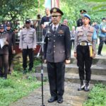 Beri Penghormatan Terakhir, Wakapolres Gresik Pimpin Upacara Pemakaman Almarhum Iptu Soleh