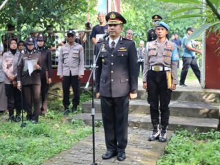 Beri Penghormatan Terakhir, Wakapolres Gresik Pimpin Upacara Pemakaman Almarhum Iptu Soleh