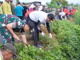 Bupati Sidoarjo Gelar Kerja Bakti Massal Bersama TNI dan Warga di Waru