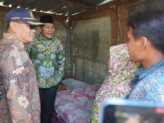Bupati Sidoarjo Tinjau Rumah Tak Layak Huni Milik Subandi
