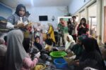 Dapur Umum Mandiri Bantu Warga Terdampak Banjir di Ngaban, Genangan Mulai Surut