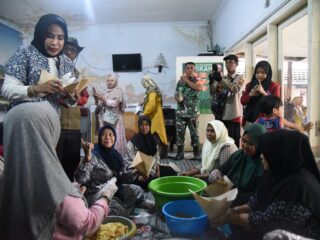 Dapur Umum Mandiri Bantu Warga Terdampak Banjir di Ngaban, Genangan Mulai Surut