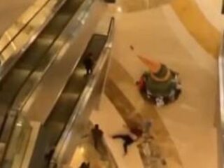 Diduga Bunuh Diri Seorang Pria Lompat dari Lantai 4 Tunjungan Plaza