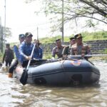 Hujan Deras Rendam Jalan Raya Porong, Lalu Lintas Dialihkan ke Jalan Arteri