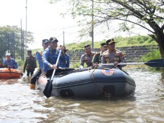 Hujan Deras Rendam Jalan Raya Porong, Lalu Lintas Dialihkan ke Jalan Arteri