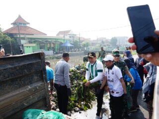 Jihad Rawat Kali, Bupati Subandi Turun Langsung Bersihkan Sungai Pelayaran