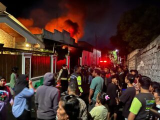 Kebakaran Gudang Sembako di Girian Weru Dua, Kerugian Capai Rp 800 Juta