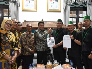 Mahasiswa HMI Sidoarjo Tunjukkan Kepedulian, Temui Bupati dan Serahkan Policy Brief