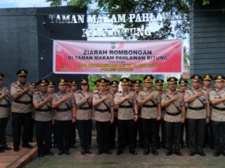 Peringati HUT Bhayangkara ke-79, Polres Bitung Gelar Upacara Ziarah Rombongan di TMP Kadoodan