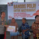 Wujud Kepedulian Polri, Polres Bitung Bagikan 300 Paket Bansos untuk Masyarakat