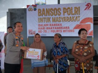 Wujud Kepedulian Polri, Polres Bitung Bagikan 300 Paket Bansos untuk Masyarakat