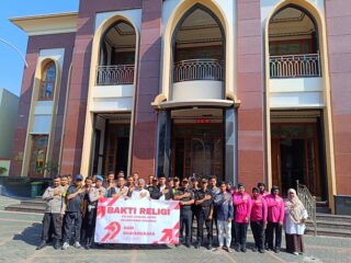 Polsek Gunung Anyar Gelar Bakti Religi Jelang HUT Bhayangkara ke-79