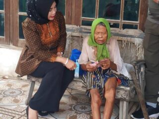 Prihatin Kondisi RTLH, Wabup Sidoarjo Pastikan Mbah Mesna Dapat Bantuan