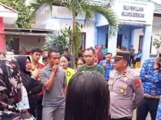 Ratusan Warga Demo di Kantor Kecamatan Passi Timur, Tuntut Sangadi Pangian Barat Dicopot