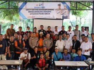 Satlantas Polres Gresik Gelar Sosialisasi Safety Driving dan Ngopi Bareng Driver Ambulans
