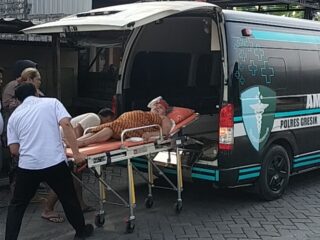 Sepenuh Hati Melayani, Ambulan Gratis Polres Gresik Antar Warga ke Rumah Sakit Ibnu Sina