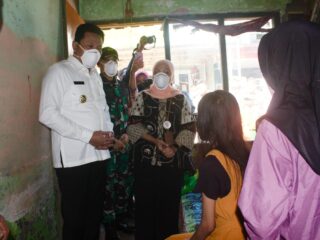 Sidak Pasien TB, Bupati Subandi Bantu Pengobatan Sekaligus Bedah Rumah