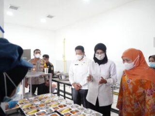 Gubernur dan Plt. Bupati Sidoarjo Tinjau Program MBG, Dorong Generasi Sehat dan UMKM Lokal