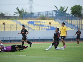 Olahraga Bersama di Stadion Gejos Meriahkan Hari Bhayangkara ke-79 Polres Gresik