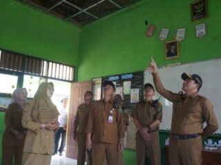 Plafon SDN Sidodadi Ambruk Saat Jam Belajar, Plt Bupati Sidoarjo Perintahkan Perbaikan Cepat