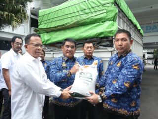 Ringankan Beban Masyarakat, Gubernur Sulut Salurkan Bantuan Pangan