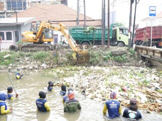 Sungai Kanal Porong Rutin Dibersihkan, Dinas Terkait Terjunkan Alat Berat dan Satgas Sungai