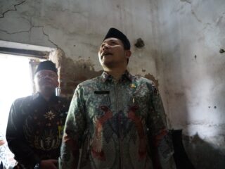 Bupati Sidoarjo Sidak RTLH di Simogirang, Dua Warga Segera Dapat Bantuan Renovasi