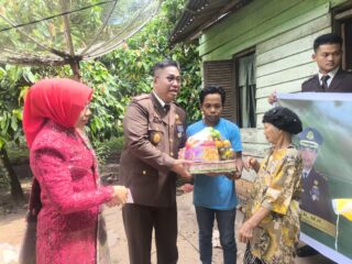Tepat di Hari Kemerdekaan RI ke - 80, Kajari Asahan Bersama Ketua IAD Asahan Berikan Bantuan Kepada Nek Sarwen